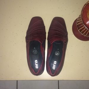 WOMEN”S  ARA SHOES SIZE 8 LEATHER BURGUNDY COLOR.